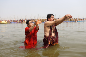 Pralhad Joshi takes holy dip at Triveni Sangam in Prayagraj