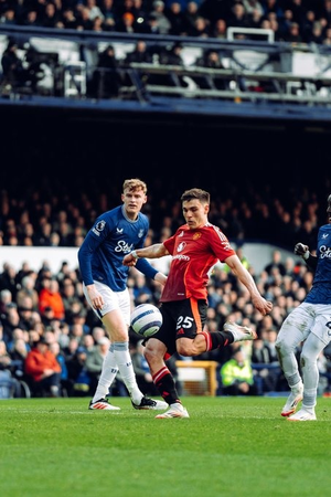 Premier League: Late comeback helps Man Utd draw 2-2 at Everton