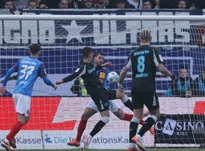 Leverkusen cruise past bottom placed Kiel to keep pressure on Bayern