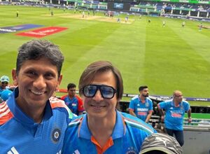 Vivek Oberoi bumps into this legendary cricketer during India-Pak contest