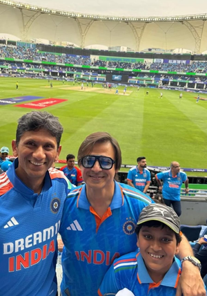 Vivek Oberoi bumps into this legendary cricketer during India-Pak contest