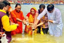 Odisha CM takes holy dip at Triveni Sangam (Lead)