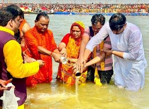 Odisha CM takes holy dip at Triveni Sangam (Lead)