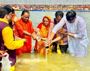 Odisha CM takes holy dip at Triveni Sangam (Lead)