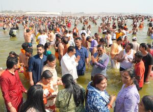 Odisha Governor Hari Babu Kambhampati takes holy dip at Triveni Sangam