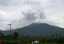 Volcanic eruption temporarily closes Frans Xavier Seda Airport in Indonesia