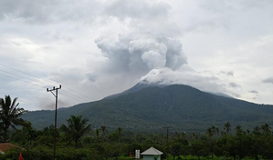 Volcanic eruption temporarily closes Frans Xavier Seda Airport in Indonesia