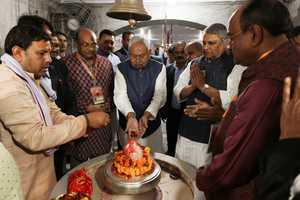 Nitish Kumar participates in Maha Shivratri celebrations in Patna