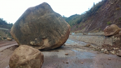 Jammu-Srinagar Highway closed for 2nd consecutive day