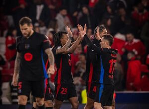 Champions League: Ten-man Barcelona beat Benfica, Liverpool stun PSG