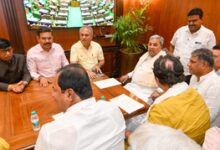 K’taka: BJP-JD (S) MLAs meet Siddaramaiah ahead of budget