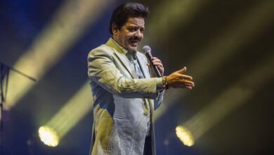 Udit Narayan takes a dig at himself over his viral kiss with a fan