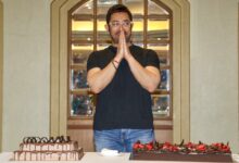 Aamir sings the romantic number ‘Kabhi Kabhi Mere Dil Main’ for this ladylove Gauri