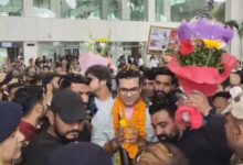 Jubin Nautiyal receives a grand welcome by fans at the Dehradun Airport