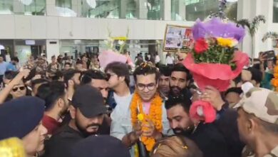 Jubin Nautiyal receives a grand welcome by fans at the Dehradun Airport