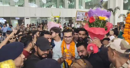 Jubin Nautiyal receives a grand welcome by fans at the Dehradun Airport