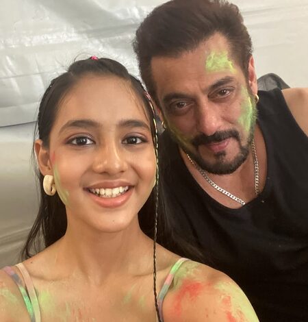 Salman Khan spends Holi on the set of ‘Sikandar’