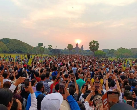 Tourists gather at Cambodia’s Angkor Wat to watch equinox sunrise