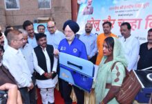 Union Minister hands over Surya Nutan stoves to 309 women in UP’s Sonbhadra