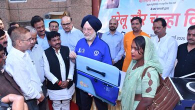 Union Minister hands over Surya Nutan stoves to 309 women in UP’s Sonbhadra