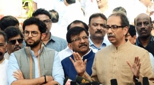 Kamra did not name anyone, Sena workers reacted unnecessarily: Thackerays