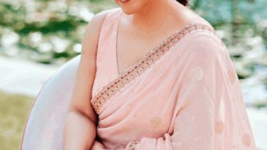 Kajol visits city of joy to seek her Ma’s blessings