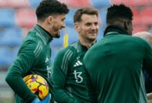 Tom Heaton extends Man Utd stay till 2026