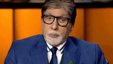Amitabh Bachchan bows down in humility as fans have been visiting him every Sunday since 1982