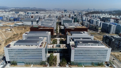 LG chief visits Indonesia battery plant to inspect group’s EV transition efforts LG chief visits Indonesia battery plant to inspect group’s EV transition efforts