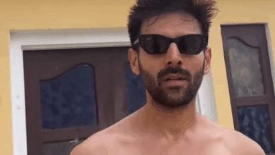 Kartik Aaryan performs pull-ups in Rajasthan