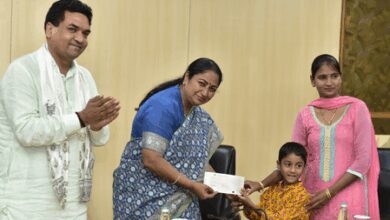 Delhi CM distributes Rs 5 lakh each to 24 fire-hit Dilli Haat artisans