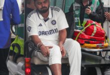 4th Test: Pant taken for scans after leaving the field due to right foot injury (Ld)