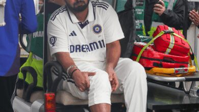 4th Test: Pant taken for scans after leaving the field due to right foot injury (Ld)