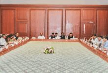 Maha CM directs administration to reduce number of licenses for setting industries