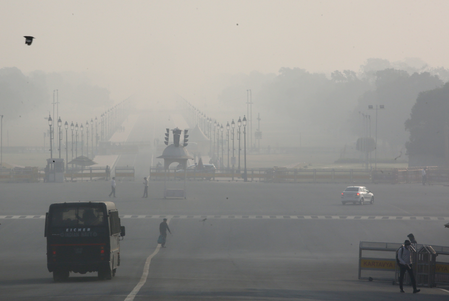 Fog, smog grip Delhi as air quality remains in ‘very poor’ category Fog, smog grip Delhi as air quality remains in ‘very poor’ category