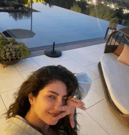 Priyanka Chopra marks her homecoming with an adorable selfie Priyanka Chopra marks her homecoming with an adorable selfie