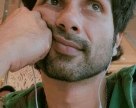 Shahid Kapoor turns a delayed flight situation into a moment of motivation