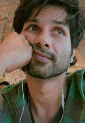 Shahid Kapoor turns a delayed flight situation into a moment of motivation