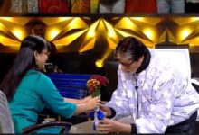 KBC: Amitabh Bachchan gives flowers to contestant Sheetal, leaves her blushing