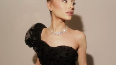 Ariana Grande sings Mariah Carey’s ‘All I Want for Christmas Is You’