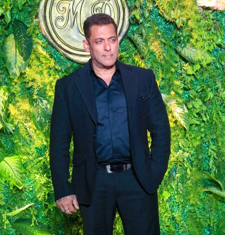 Salman Khan looks dashing at ‘Hum Aapke Hain Koun’ reunion during Barjatya wedding bash