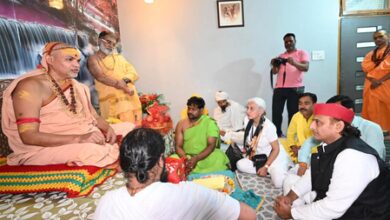 Akhilesh Yadav meets Shankaracharya in Lucknow; discusses cow welfare