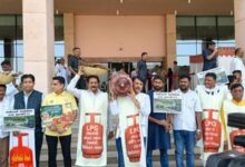 Congress MLAs protest outside Gujarat Assembly over LPG ‘shortage’