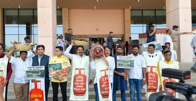 Congress MLAs protest outside Gujarat Assembly over LPG ‘shortage’