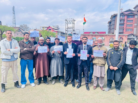 J&K students association meets protesting Kashmiri students & parents of Rajasthan’s Mewar University