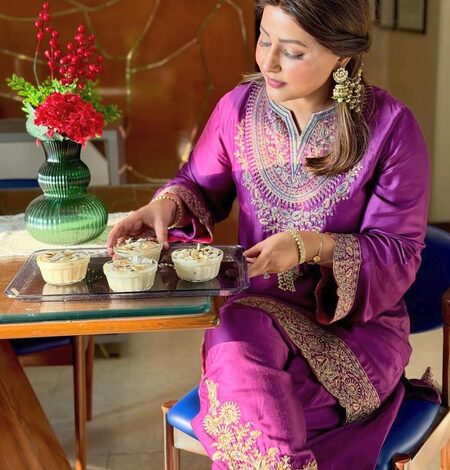Hina Khan treats fans to lip-smacking chaat delights Hina Khan treats fans to lip-smacking chaat delights