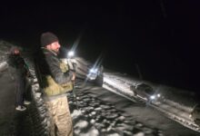 Indian Army, J&K police rescue 214 stranded tourists at Sinthan Pass amid heavy snowfall