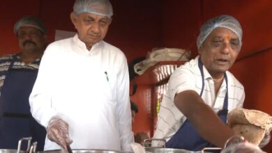 Gujarat minister visits ‘Shramik Annapurna Yojana’ centre, serves food on his birthday