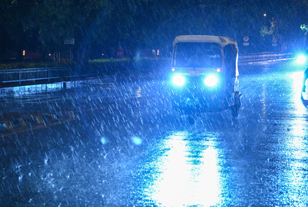 Overcast skies, gusty winds persist in Delhi after storm; IMD issues orange alert Overcast skies, gusty winds persist in Delhi after storm; IMD issues orange alert