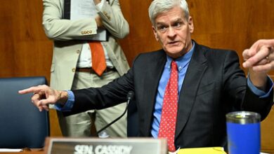 US senators advance bipartisan push on healthcare costs